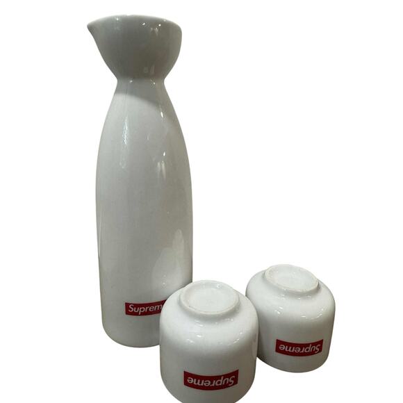 Supreme Sake Set (FW17 Ceramics) – Bottle + 2 Cups – Like New - Picture 4 of 5